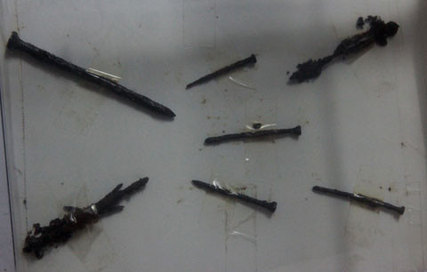 Chúng dùng đinh đóng vào người tù binh.