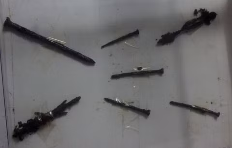 Chúng dùng đinh đóng vào người tù binh.