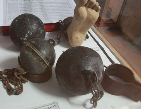 Chúng buộc những quả sắt lớn vào chân tù nhân, để không trốn được.