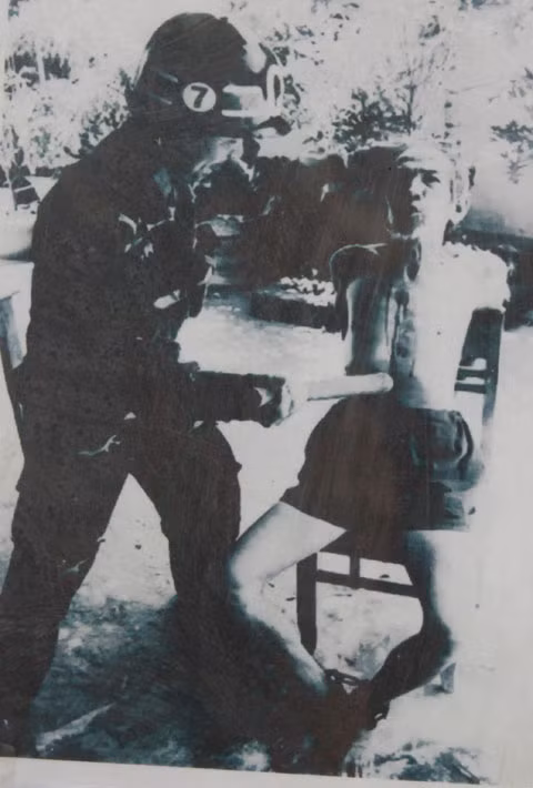 Thúc gậy gẫy xương sườn.