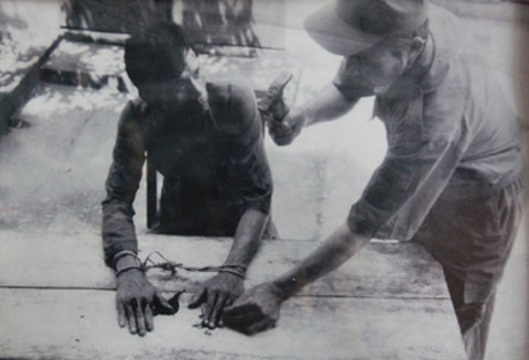 Đóng đinh vào ngón tay tù nhân.