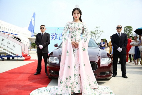 Những sinh viên tốt nghiệp được hưởng đặc ân các thầy cô giáo làm vệ sĩ, làm quản lý, được sải bước trên thảm đỏ như những ngôi sao hạng A của làng giải trí Hoa ngữ. Họ đều là những sinh viên ưu tú nhất, đã trúng tuyển tiếp viên hàng không, an ninh hàng không của các hãng hàng không lớn trong nước.