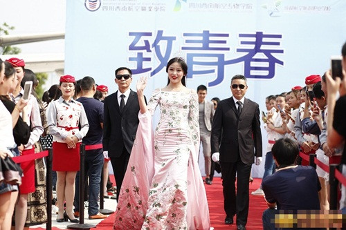 Bên cạnh đó nhà trường còn mời cả một số học viên đã tốt nghiệp nhiều năm, làm ở những vị trí cao ở những hãng hàng không lớn, uy tín để chung vui với các sinh viên sắp tốt nghiệp.