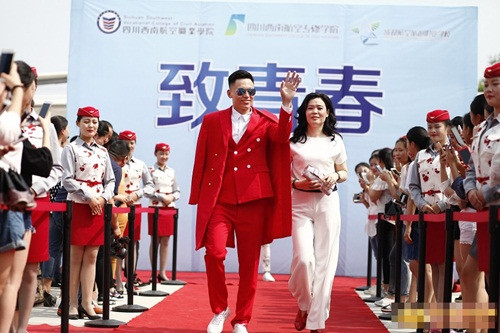 "Trước chỉ biết viện trưởng sẽ đi cùng chúng tôi trên thảm đỏ tốt nghiệp nhưng không biết các thầy cô lại vào vai vệ sĩ, mang kính râm, mặc âu phục màu đen cực ngầu, tận lực chăm chút cho sinh viên của mình, vô cùng cảm động", Trương Văn xúc động chia sẻ thêm.