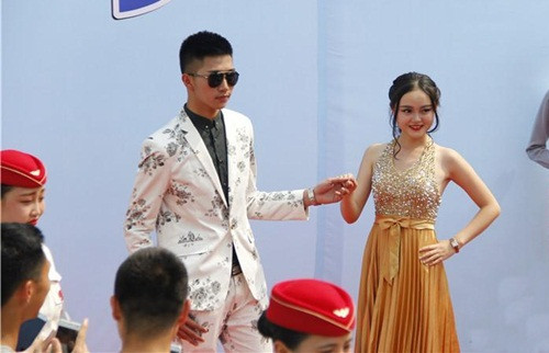 Những sinh viên hàng không ưu tú thả dáng trong buổi lễ tốt nghiệp.