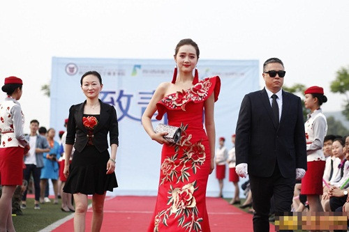 Thời điểm tốt nghiệp lại đến, các trường cao đẳng, đại học liên tục có những buổi lễ tốt nghiệp sôi động, năm sau hoành tráng hơn năm trước nhằm tạo một ấn tượng khó quên cho những sinh viên ra trường. Như mọi năm, lễ tốt nghiệp siêu hoành tráng của những sinh viên hàng không luôn gây chú ý. Năm nay, Học viên hàng không Tây Nam ở Tứ Xuyên, Trung Quốc đã đi trước dẫn đầu, tổ chức một buổi lễ tốt nghiệp "trải thảm đỏ" cho những học sinh phải rời xa ngôi trường đã gắn bó suốt 4 năm.