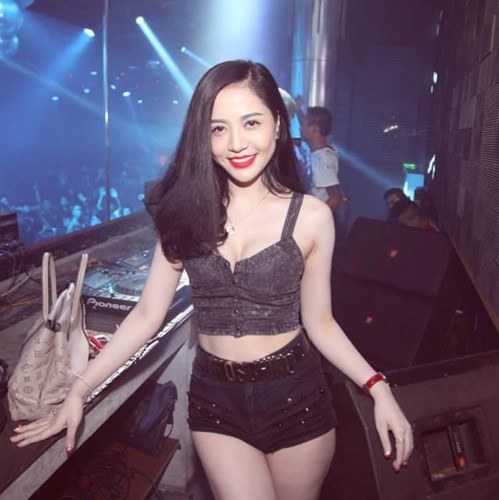 Khác với Nguyễn Nhung, đang duy trì song song cả hai công việc y tá và hầu đồng, Nguyễn Thị Ngọc - Ngọc Nancy, trước khi trở thành cô đồng đã từng là một nữ DJ xinh đẹp, gợi cảm. Đã làm cô đồng được 3 năm nhưng ít ai biết, trong quá khứ Ngọc Nancy từng trải qua rất nhiều nghề nghiệp khác nhau trước khi thực sự có công việc ổn định.