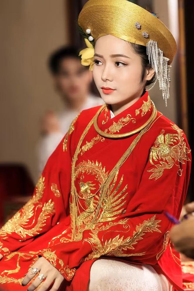 Được biết, Nguyễn Nhung quê ở Gia Lộc, Hải Dương và hiện cũng đang công tác tại bệnh viện Gia Lộc. Xuất thân trong ngành y nhưng ít ai biết được Nguyễn Nhung cũng đã theo đuổi công việc của một cô đồng hơn 8 năm nay. Giống như nhiều cô đồng trẻ khác, công việc thờ phụng đến với Nguyễn Nhung như một cái duyên, “là nghiệp và cũng là chữ căn”.