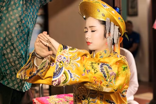 Ngoài thời gian làm việc ở bệnh viện, Nguyễn Nhung vẫn tranh thủ thời gian đi hầu đồng. Cô đồng Nguyễn Nhung xinh đẹp phụng sự thánh phật đã dần được nhiều người biến đến không chỉ ở Hải Dương mà còn ở một số tỉnh thành, khu vực lân cận.