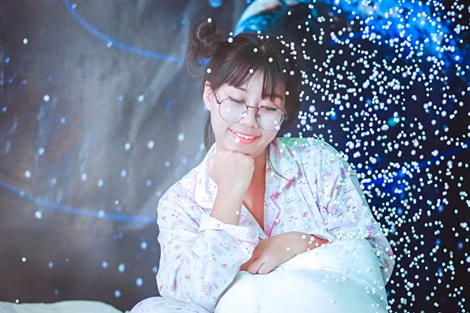 Một thành viên trong lớp chia sẻ, để thực hiện bộ ảnh, những học sinh này phải chụp từ sáng đến 20h. Cả lớp vẫn kiên nhẫn cười thật tươi để bộ ảnh đẹp và đáng nhớ.