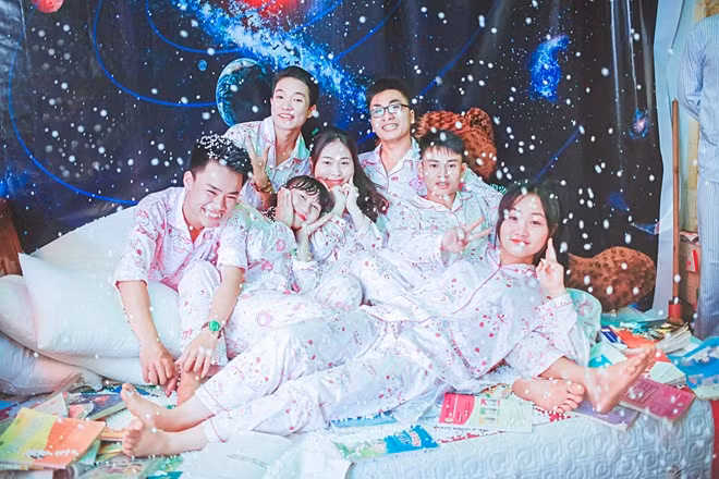 “Ăn tranh thủ, ngủ khẩn trương, học Lý bình thường, đam mê là được”, Huyền Trang, thành viên trong lớp, chia sẻ thông điệp của bộ ảnh kỷ yếu.