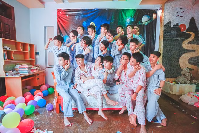 Không để ý nhiều đến những lời khen chê, các bạn trẻ nói đều cảm thấy thích thú và hài lòng về bộ ảnh kỷ yếu này.