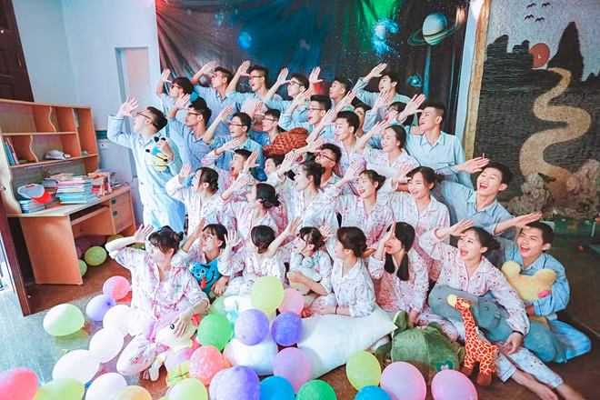 Kiểu chào này được nhiều người bình luận là giống trong bộ phim Hậu duệ của mặt trời.