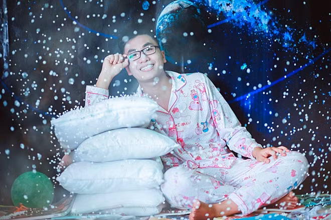 Nguyễn Hồng - Bí thư lớp chuyên Lý K54 cho biết: Các bạn trong lớp chụp bộ ảnh này đoàn kết lắm. Đặc biệt, các bạn nam rất đáng yêu, đòi mặc cả p ijama màu hồng.