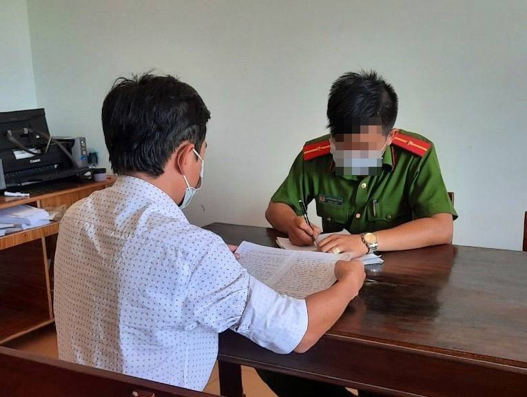 Nhiều mũi trinh sát được cắt cử đi đến những địa điểm, khu vực có liên quan để dò thông tin. Bất ngờ một mũi trinh sát gặp được một người đàn ông cư ngụ ở huyện Cái Bè, Tiền Giang đang tất tả truy tìm cô em gái làm công nhân ở khu công nghiệp ở Vĩnh Long đã mất tích 2 ngày. Bằng các biện pháp nghiệp vụ, ban Chuyên án đã xác định nạn nhân chính là em gái mất tích của người đàn ông. Đó là chị Đặng Thị Bích H, sinh năm 1989, ngụ Tân Thanh, Cái Bè, Tiền Giang. (Ảnh minh họa, nguồn internet) 