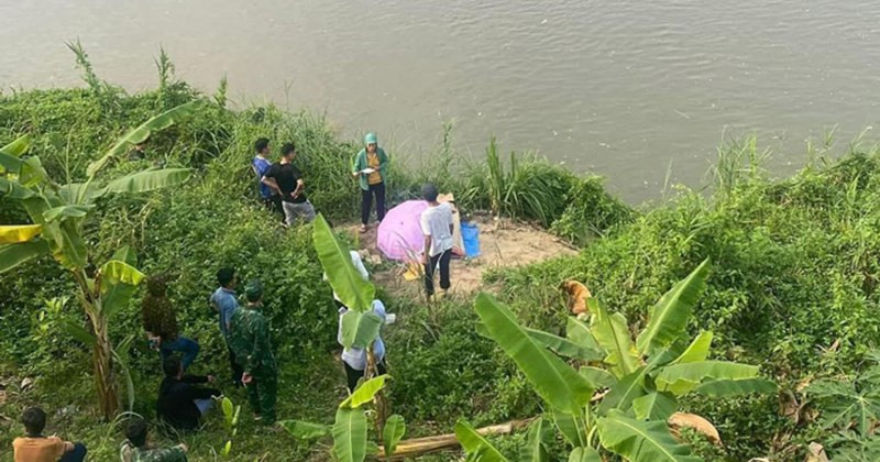 Qua khám nghiệm hiện trường, tử thi là một cô gái khoảng 30 tuổi, chết khoảng 1 ngày. Cổ bị xiết bởi sợi dây võng dẫn đến chết ngạt. Trong cơ thể có chất an thần. Không xác định được nhân thân do không có giấy tờ tùy thân. Đội khám nghiệm còn tìm thấy tại hiện trường 1 chiếc thùng xốp chứa nước đá, 2 ly nhựa, 4 vỏ lon bia, ống hút và 1 tờ báo, 1 túi xách và những mảnh vụn giống như quyển sổ hộ khẩu bị xé,. Nhặt từng mảnh giấy vụn ráp lại, đội khám nghiệm chỉ nhận diện được 2 từ "Bè" và "Thanh".(Ảnh minh họa, nguồn internet)