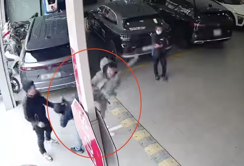 Xac minh vu tai xe bi dap vao dau trong showroom o to