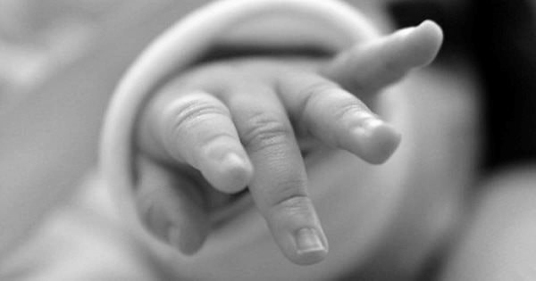 Vụ bé gái 5 tháng tuổi tử vong: Người bảo mẫu khai gì? Vu be gai 5 thang tuoi tu vong: Nguoi bao mau khai gi?