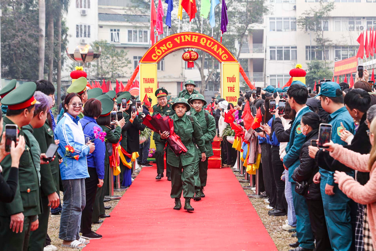 Khoảng 9 giờ sáng nay, sau khi hoàn tất các thủ tục tại buổi lễ, các tân binh bước qua cổng vinh quang, chính thức lên đường nhập ngũ, làm nhiệm vụ thiêng liêng của Tổ quốc. 