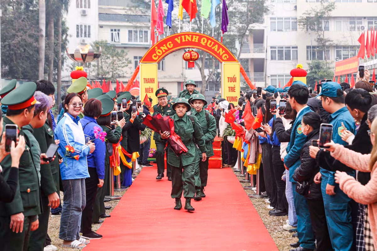 Khoảng 9 giờ sáng nay, sau khi hoàn tất các thủ tục tại buổi lễ, các tân binh bước qua cổng vinh quang, chính thức lên đường nhập ngũ, làm nhiệm vụ thiêng liêng của Tổ quốc. 