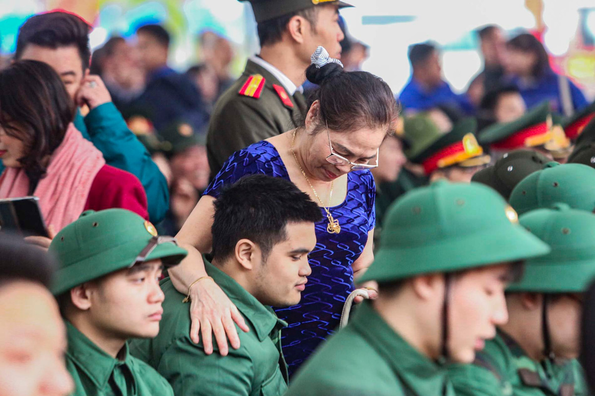 Một tân binh được người nhà dặn dò trước khi lên đường nhập ngũ. 