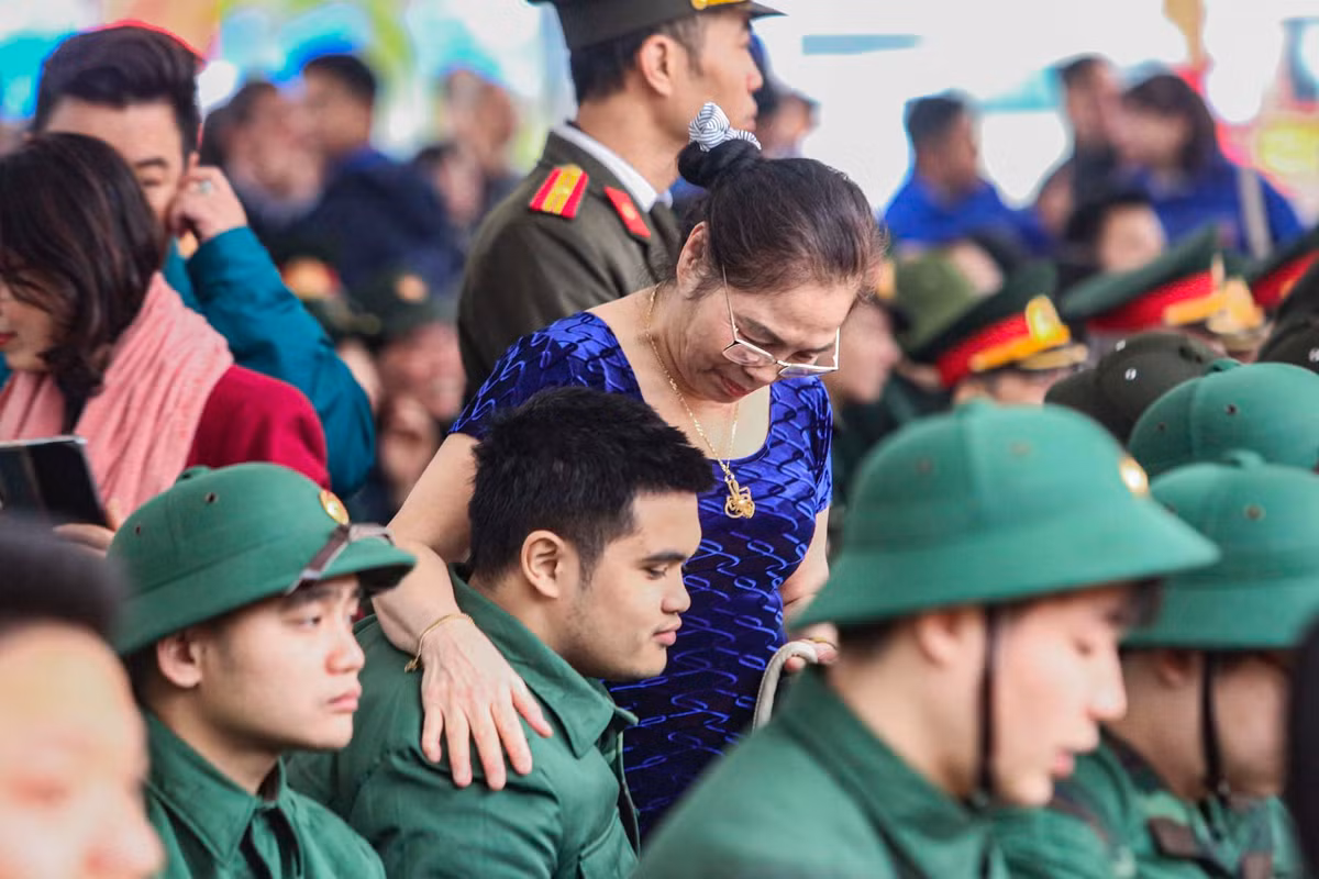 Một tân binh được người nhà dặn dò trước khi lên đường nhập ngũ. 