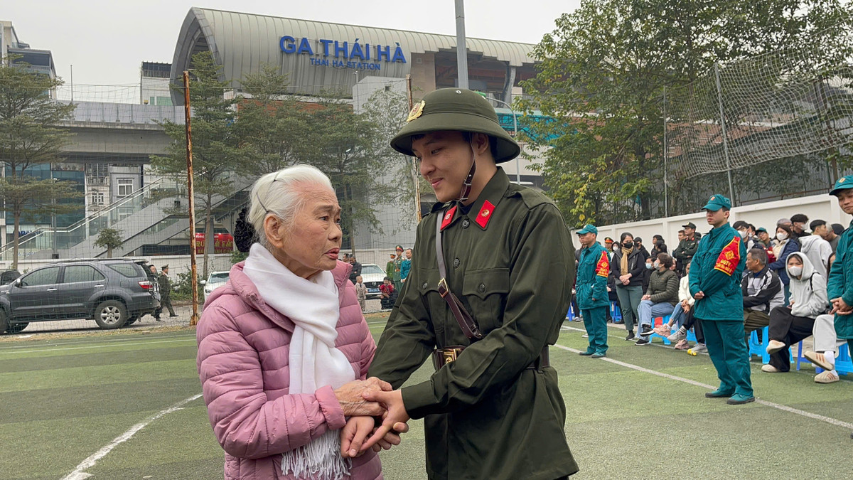 Cụ Nguyễn Thị Minh Thuận (sinh năm 1936, phường Láng Hạ, quận Đống Đa) tiễn cháu nội-tân binh Nguyễn Mạnh Tuấn (sinh năm 2002) lên đường nhập ngũ.