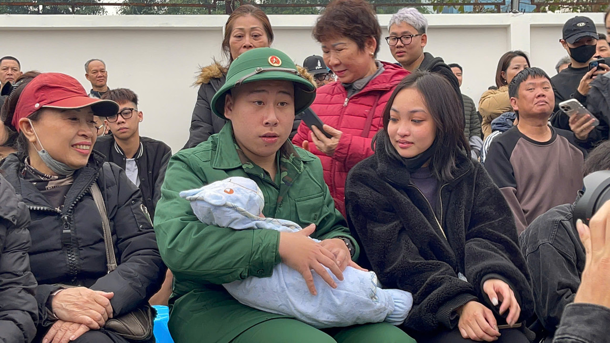 Tân binh Phan Đình Thiện (25 tuổi, quận Đống Đa) bịn rịn chia tay vợ và con trai nhỏ 4 tháng tuổi để lên đường nhập ngũ. Thiện chia sẻ, mặc dù xa gia đình có chút buồn nhưng việc tòng quân là quyền và nghĩa vụ của mỗi công dân.