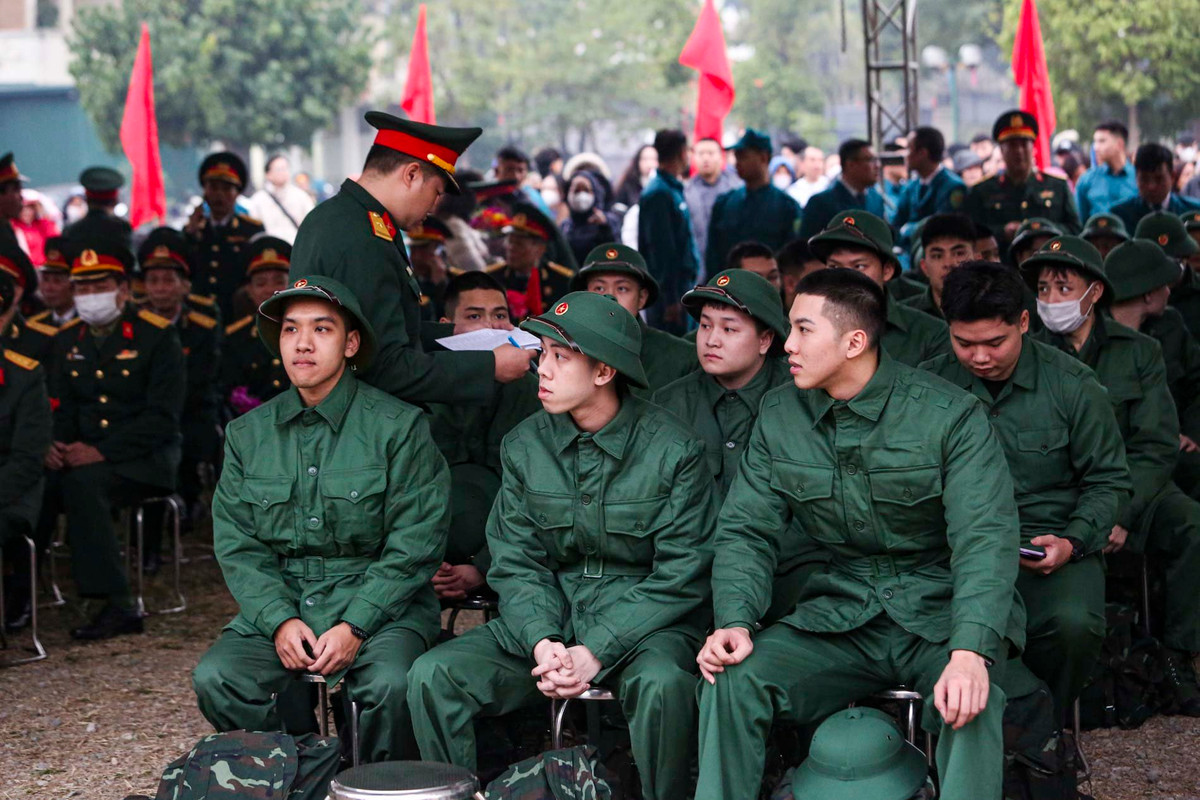 Năm nay, một số chỉ tiêu chính về tuyển chọn, gọi công dân nhập ngũ của TP Hà Nội đều tăng. Công dân có sức khỏe loại 1 và loại 2 đạt 57% và loại 3 đạt 43%; có 2.510 công dân có trình độ THPT (đạt 65%); 995 công dân có trình độ đại học, cao đẳng (đạt 26%).