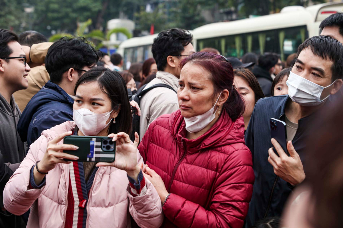 Người thân bạn bè tự hào, xúc động đến chào tạm biệt người thân yêu chuẩn bị lên đường nhập ngũ. 