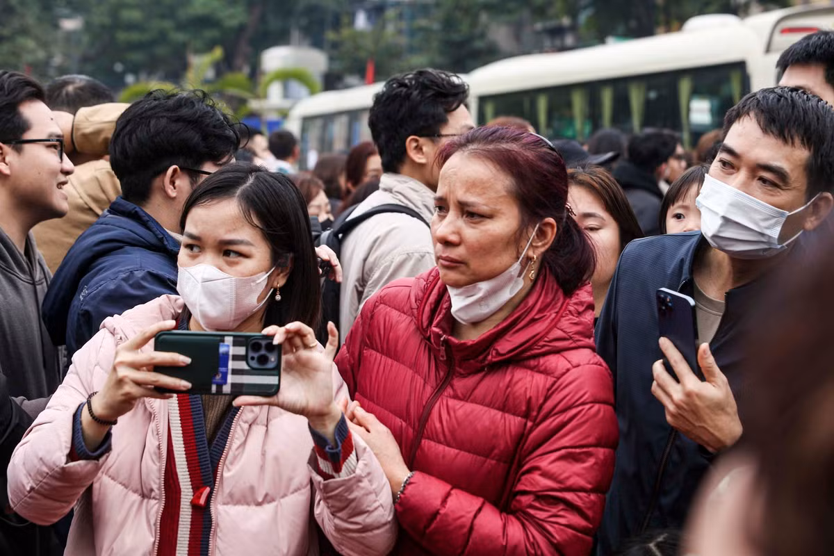Người thân bạn bè tự hào, xúc động đến chào tạm biệt người thân yêu chuẩn bị lên đường nhập ngũ. 