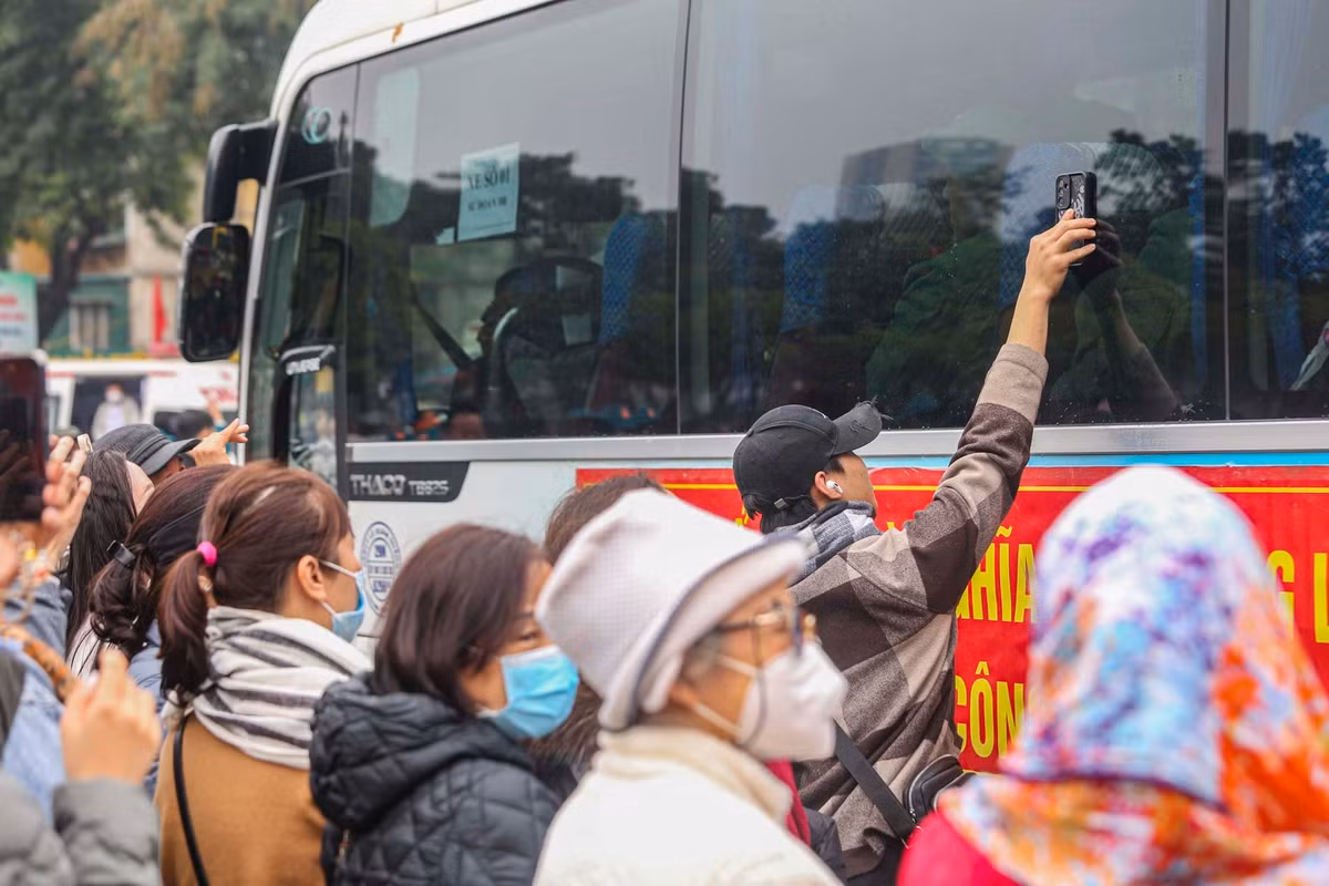 Các tân binh lên xe di chuyển về đơn vị để thực hiện nghĩa vụ quân sự năm 2025. 
