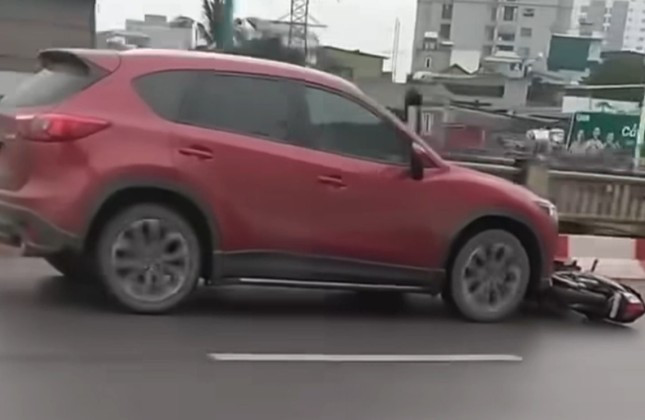 Triệu tập tài xế Mazda CX5 kéo lê xe máy trên phố Hà Nội Trieu tap tai xe Mazda CX5 keo le xe may tren pho Ha Noi