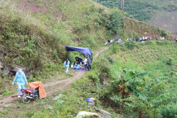 Theo hồ sơ vụ án, ngày 20/1/2021, Công an huyện Phong Thổ (Lai Châu) nhận được tin báo về việc người dân ở xã Mù San phát hiện một thi thể nam giới khoảng gần 40 tuổi. Hiện trường là con đường vắng vẻ thuộc bản Lùng Than. Khám nghiệm tử thi cho thấy, phần lớn khuôn mặt đã biến dạng. Những vết thương được gây ra bởi vật tày, cứng cho thấy có dấu hiệu của vụ giết người. (Hiện trường vụ án) 