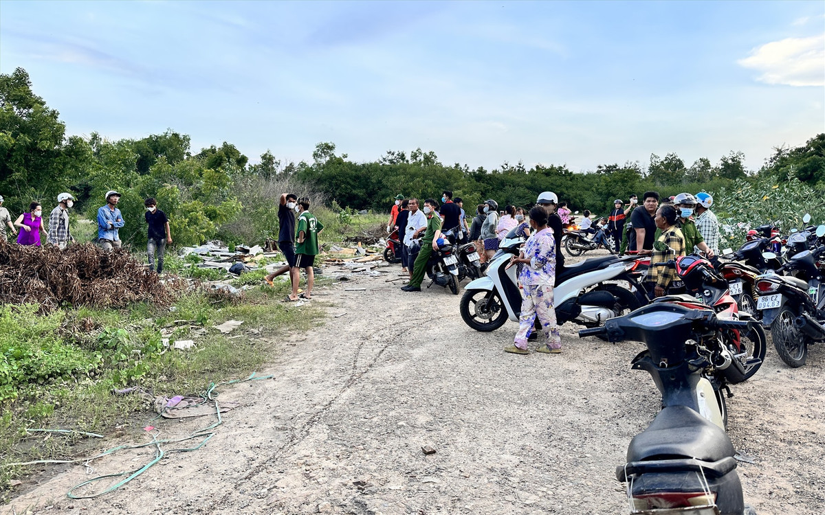 Một người hàng xóm cho biết có thấy anh Khai đi chiếc xe máy mà công an tìm thấy gần thi thể người đàn ông xấu số. Bằng các biện pháp nghiệp vụ, cơ quan điều tra khẳng định, nạn nhân chính là anh Tẩn Vần Khai. Khai có vợ đầu tên Mẩy, cách đây một thời gian Mẩy bỏ xuống Hà Nội làm thêm nên anh này đã sống chung với một người phụ nữ khác. Mở rộng tìm kiếm ở hiện trường, cách nơi phát hiện anh Khai tử vong khoảng 1km, công an tìm thấy một gói màu đen, giống cách đóng gói ma túy. Tuy nhiên, khi mở ra, bên trong chỉ có giấy lộn. (Ảnh minh họa, nguồn internet)