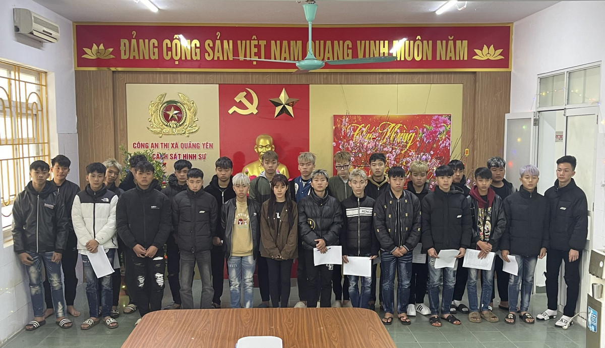 Bắt khẩn cấp 16 đối tượng cầm theo hung khí, đuổi đánh nhau Bat khan cap 16 doi tuong cam theo hung khi, duoi danh nhau