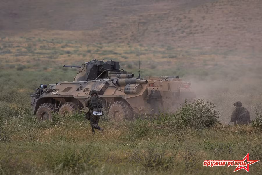 Binh sĩ Nga bám theo đuôi BTR-82A tiến công khủng bố. Nguồn ảnh: Arms-Expo