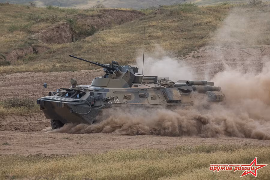 Khác với các thế hệ BTR-80 trở về trước, BTR-82A có hỏa lực tương đương với xe chiến đấu bộ binh cho phép chi viện hỏa lực tốt hơn cho bộ binh, hoặc bắn phá các công sự kiên cố. Nguồn ảnh: Arms-Expo