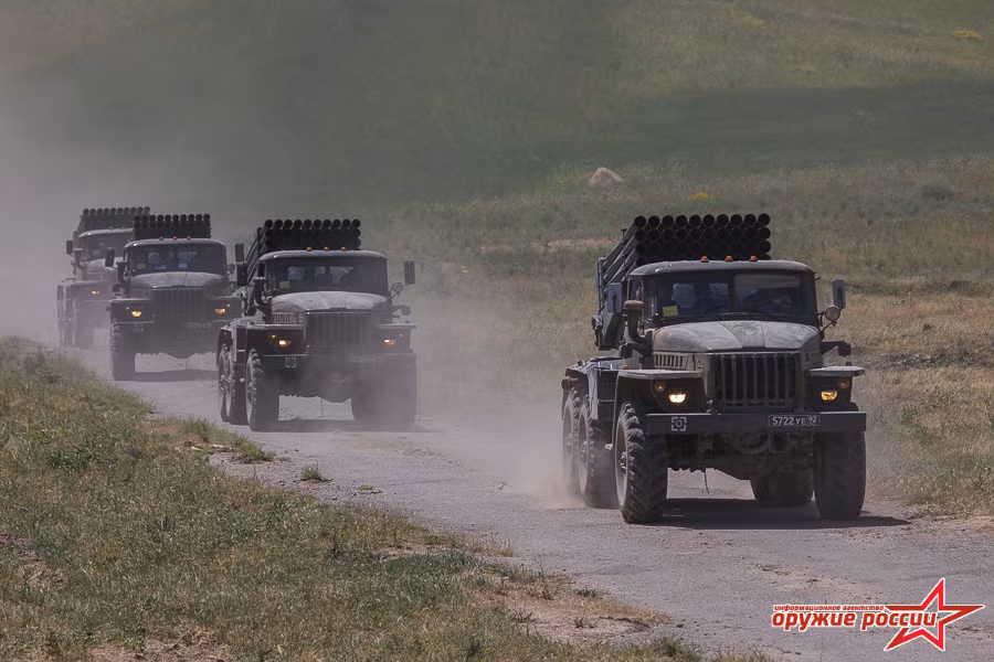 Một tiểu đoàn pháo phản lực trang bị toàn BM-21 có thể đồng loạt bắn tới 720 quả đạn trong vòng 20 giây vào các mục tiêu trên một khu vực rộng ở cự ly tới 40 km, nên rất hữu hiệu để chống lại đội hình bộ binh và thiết giáp nhẹ, tiêu diệt trận địa pháo binh cũng như để phá hủy hệ thống hầm hào bán kiên cố. Nguồn ảnh: Arms-Expo