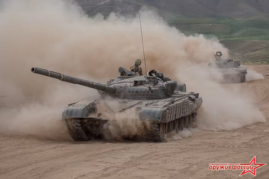 Trong cuộc tập trận chống khủng bố của Nga-Tajikistan, hai nước đã triển khai phần lớn các loại xe tăng, thiết giáp hạng nặng và cả máy bay chiến đấu. Trong ảnh, xe tăng T-72 xung trận. Nguồn ảnh: Arms-Expo