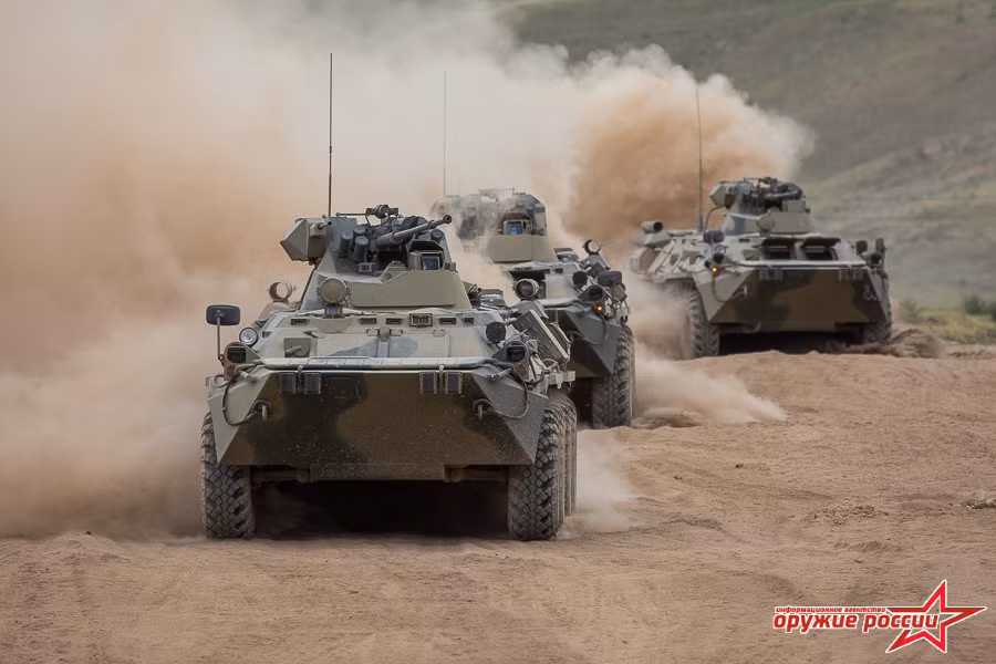 Đội hình xe thiết giáp chở quân BTR-82A hành tiến trên vùng thảo nguyên với đám bụi lớn. Nguồn ảnh: Arms-Expo
