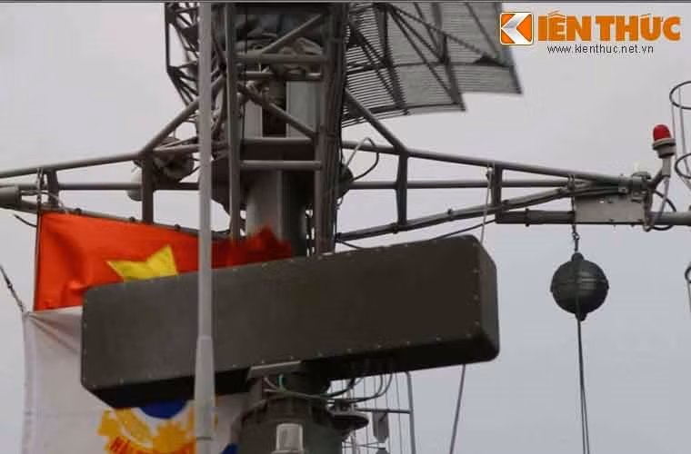 Mục tiêu của nhiệm vụ là thiết kế, chế tạo hệ thống IFF-VN gồm các máy hỏi, máy trả lời, hệ thống bảo mật nhận biết trên nền tảng hệ mã Parol trang bị đồng bộ cho các đài ra đa, tên lửa, máy bay, tàu chiến theo các phân hệ và các tuyến nhận biết. Nguồn ảnh: Kênh QPVN