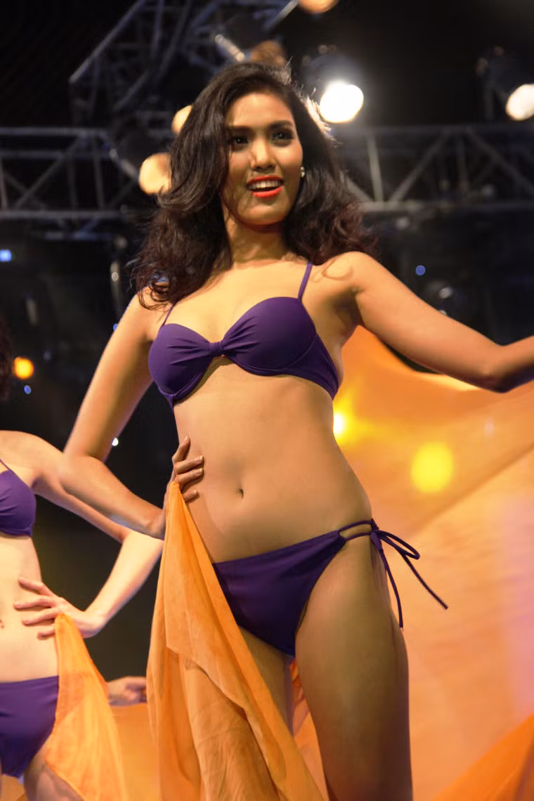 Vẻ quyến rũ, gợi cảm của đương kim Hoa khôi Áo dài Việt Nam 2014.