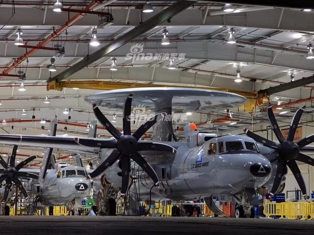 Tuy nhiên, radar APY-9 này lại có một điểm yếu đó là khó phát hiện ra các loại máy bay cỡ nhỏ của đối phương, nhất là những loại máy bay vừa nhỏ vừa có khả năng tránh phản xạ tín hiệu rada tốt như Sukhoi Su-57 của Nga hoặc J-20 và J-31 của Trung Quốc. Nguồn ảnh: Sina.