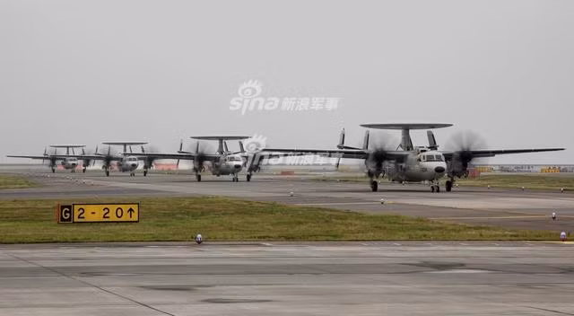 Phiên bản E-2D Hawkeye mà Nhật Bản sắp sở hữu được Không quân Mỹ đưa vào trang bị từ năm 2009 và là biến thể mới nhất, với một loạt cải tiến trang thiết bị điện tử trong đó có cả hệ thống radar. Bên đó biến thể này còn được trang bị hệ thống động cơ mới, và bổ sung thêm khả năng tiếp nhiên liệu trên không. Nguồn ảnh: Sina.