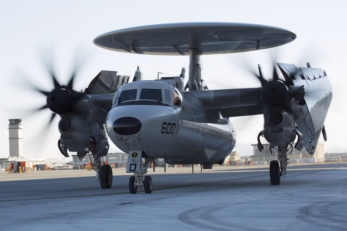 Thuộc dòng máy bay cảnh báo sớm chiến thuật, những chiếc E-2 Hawkeye đầu tiên (tiền thân của E-2D) được chế tạo từ những năm 1964 của thế kỷ trước, tuy nhiên đến tận bây giờ, qua hơn 50 năm hoạt động chúng vẫn được Không quân, Hải quân Mỹ và rất nhiều lực lượng khác trên thế giới tin tưởng sử dụng và được nâng cấp thường xuyên. Nguồn ảnh: Sina.