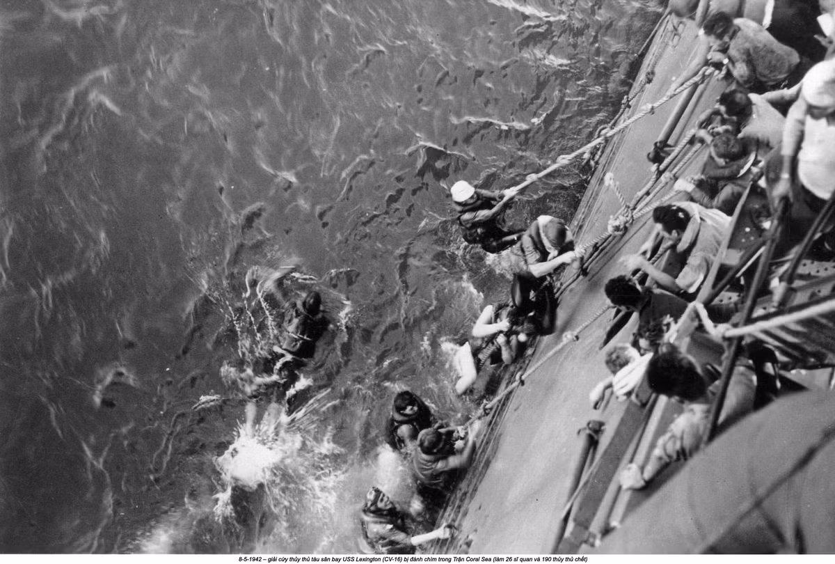 Để tránh việc con tàu bị Nhật Bản thu giữ, tàu khu trục Phelps đã bắn thêm 2 trái ngư lôi "tự kết liễu" Lexington vào lúc 19h56 phút. Nguồn ảnh: Flickr.