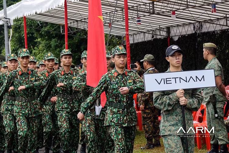 Như mọi năm quân phục dã chiến của các đội tuyển tham gia AARM được chia thành hai họa tiết ngụy trang cơ bản gồm: ngụy trang rừng gỗ (woodland camo) và ngụy trang kỹ thuật số (digital camo). Trong đó quân phục dã chiến K17 của Việt Nam sử dụng họa tiết ngụy trang rừng gỗ với bốn gam màu chính. Nguồn ảnh: AARM.