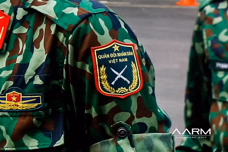 Cận cảnh bộ quân phục ngụy trang kiểu mới của Việt Nam. Họa tiết Woodland được sử dụng đầu tiên bởi quân đội Mỹ từ năm 1981 sau đó tới năm 2006 thì bị loại bỏ hoàn toàn và thay thế bằng họa tiết ngụy trang kỹ thuật số hoặc Multicam camo. Nguồn ảnh: AARM.