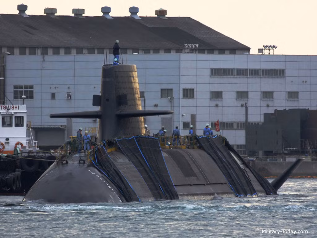 Soryu được trang bị hai động cơ diesel - điện Kawasaki 12V 25/25 và 4 động cơ Stirling V4-275R cho phép tàu hoạt động với tốc độ đến 20 hải lý/h dưới mặt nước, tầm hoạt động hơn 10.000km. lặn sâu đến 500m. Nguồn ảnh: Military.